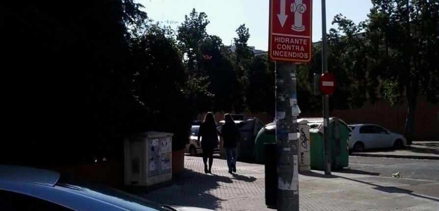 Hidrantes en Sevilla que se帽alizando correctamente estos equipos con carteles homologados y visibles, indicando su ubicaci贸n exacta para uso exclusivo de bomberos