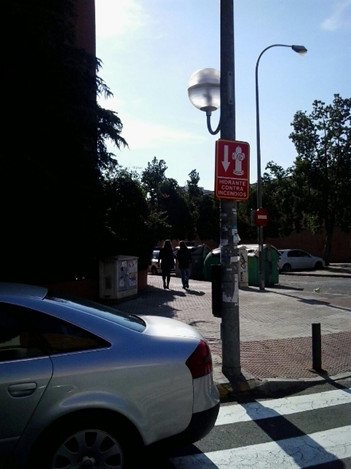 Señal de Hidrante Hidrantes en Sevilla que señalizando correctamente estos equipos con carteles homologados y visibles, indicando su ubicación exacta para uso exclusivo de bomberos