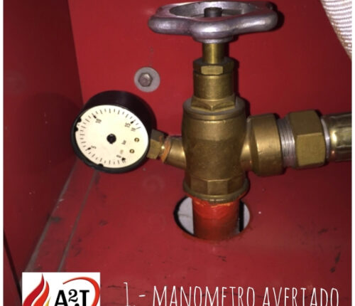 驴C贸mo sustituir un manometro a una bie?Man贸metro averiado de un sistema de protecci贸n contra incendios, mostrando una v谩lvula y componentes del sistema en detalle