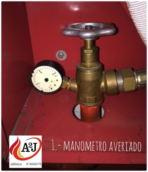 Manómetro averiado de un sistema de protección contra incendios ¿Cómo sustituir un manometro a una bie?Manómetro averiado de un sistema de protección contra incendios, mostrando una válvula y componentes del sistema en detalle