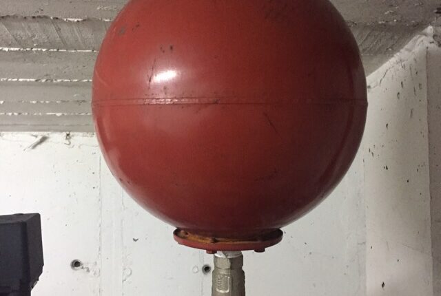 Bola roja metálica de una hidrosfera de un grupo de presión contraincendios