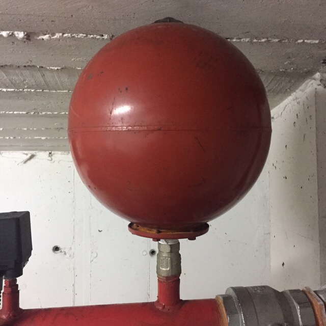 SUSTITUIR UNA HIDROSFERA_1 Bola roja metálica de una hidrosfera de un grupo de presión contraincendios