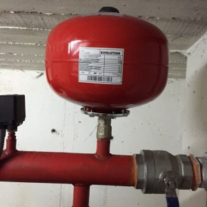 SUSTITUIR UNA HIDROSFERA_5 Bola roja metálica de una hidrosfera de un grupo de presión contraincendios