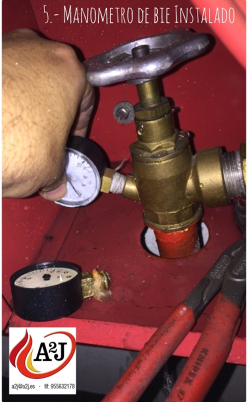 Manómetro reparado de un sistema de protección contra incendios Manómetro reparado de un sistema de protección contra incendios, con el manómetro instalado