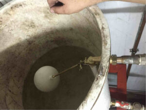 Proceso de sustitución de una válvula de flotador en el depósito de agua de un sistema contra incendios