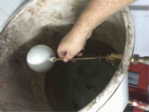 Proceso de sustituir una valvula flotador en el depósito de agua de un sistema contra incendios