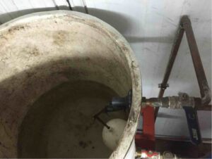 Proceso de sustituir una valvula flotador en el depósito de agua de un sistema contra incendios