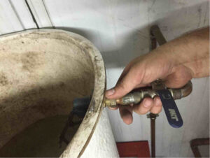 Proceso de sustituir una valvula flotador en el depósito de agua de un sistema contra incendios