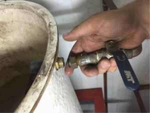 Proceso de sustitución de una válvula de flotador en el depósito de agua de un sistema contra incendios