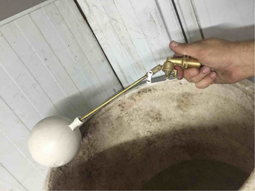 Proceso de sustitución de una válvula de flotador en el depósito de agua de un sistema contra incendios