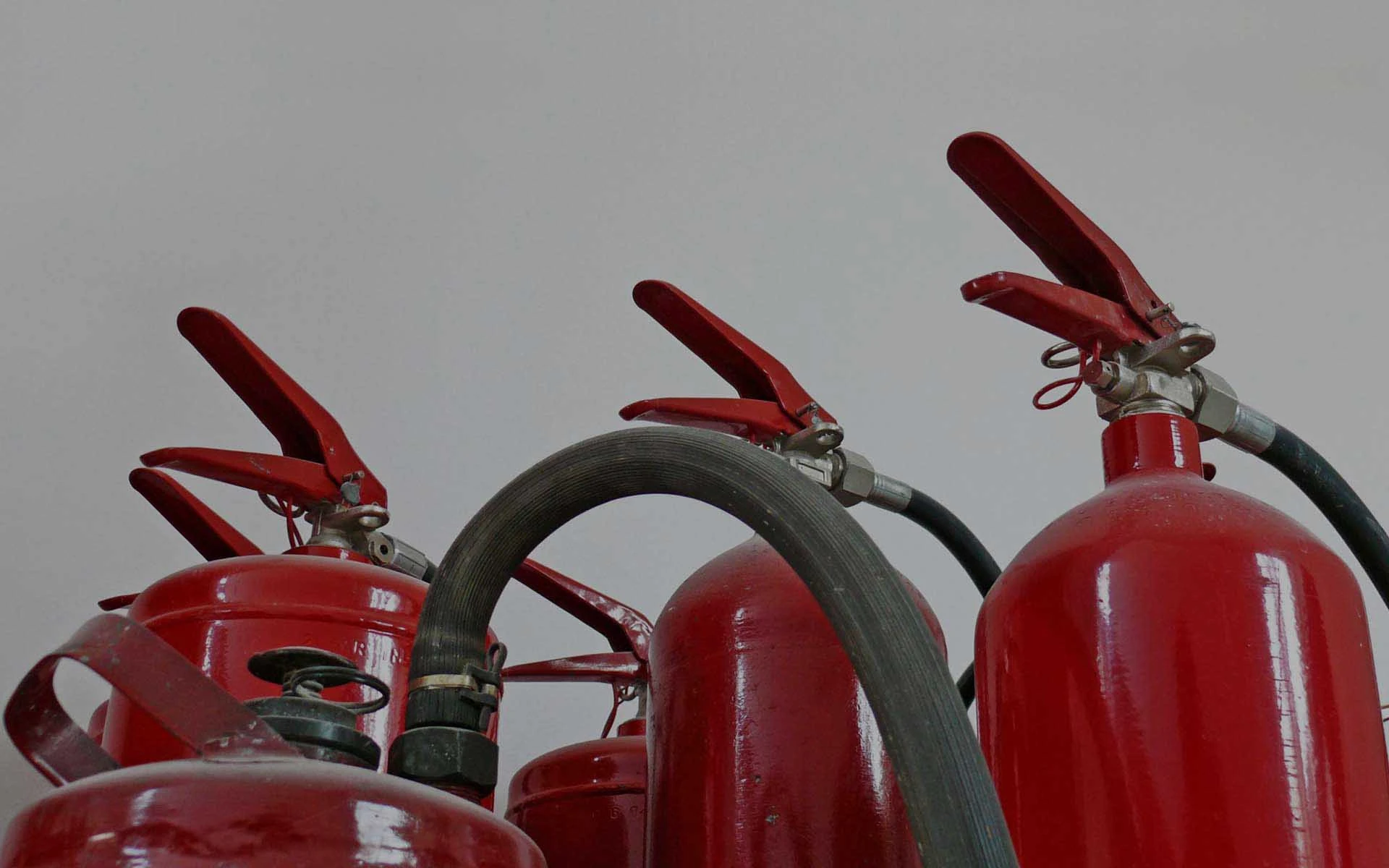 Extintores A2J Dos Hermanas – Mantenimiento y recarga de extintores certificados Extintores A2J revisados y listos para uso en instalaciones contra incendios en Dos Hermanas